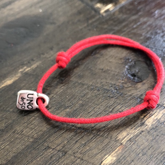 Adjustable red bracelet with two knots and silver-plated UNOde50 padlock charm. - Picture 2 of 7